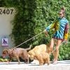 Tie dye foi protagonista do look de Alessandra Ambrosio para passeio com os pets