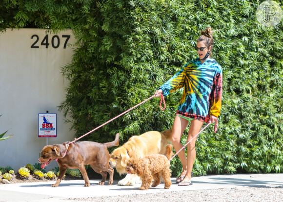 Tie dye foi protagonista do look de Alessandra Ambrosio para passeio com os pets