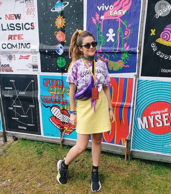 Maisa Silva usou blusa em tie dye roxo em festival de música