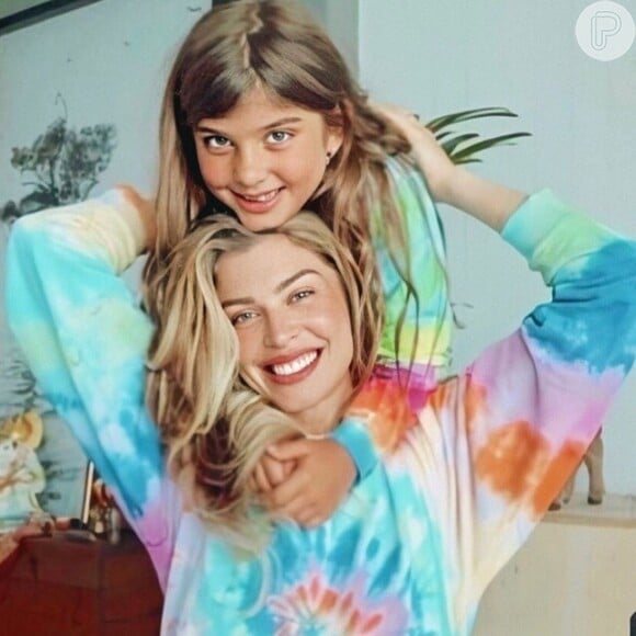 Tie dye foi protagonista de look de Grazi Massafera e da filha, Sofia