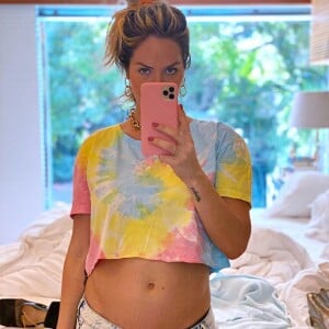 Giovanna Ewbank apostou em um cropped tie dye em cores lavadas que deixou a barriga de gravidez à mostra