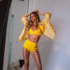 Gisele Bündchen posa com conjuntinho amaralo para a revista 'ELLE Brasil'
