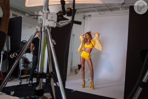 Gisele Bündchen posa com conjuntinho amaralo para a revista 'ELLE Brasil'