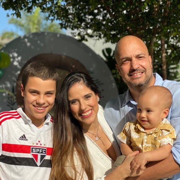 Camilla Camargo e o marido, Leonardo Lessa, posam com Joaquim e Antonio, enteado da atriz