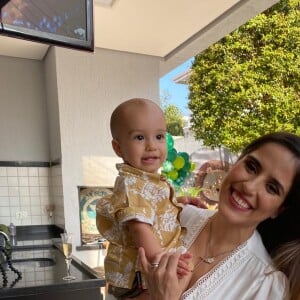 Camilla Camargo posa com o filho, Joaquim, em festa organizada em casa