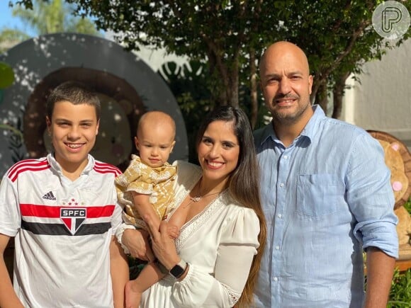 Camilla Camargo posa com o filho, Joaquim, o marido, Leonardo Lessa, e o enteado, Antonio