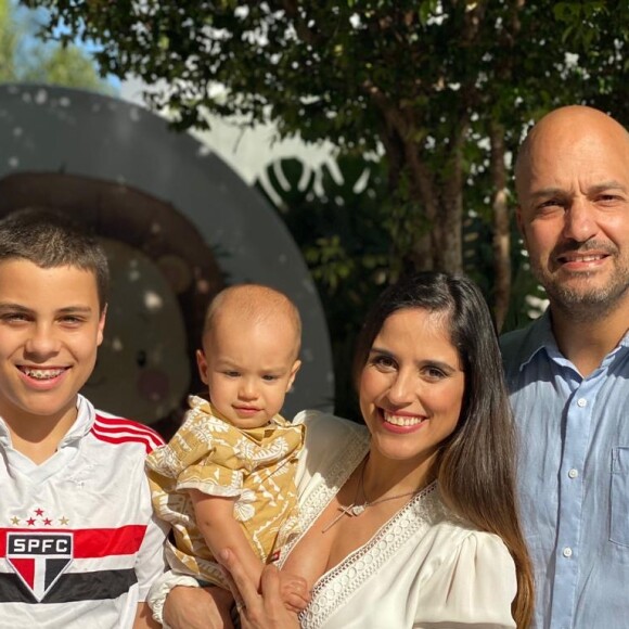 Camilla Camargo posa com o filho, Joaquim, o marido, Leonardo Lessa, e o enteado, Antonio