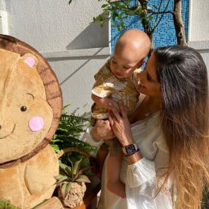 Joaquim, filho de Camilla Camargo, ficou animado com a decoração da festa