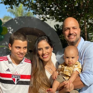 Com o marido, Leonardo Lessa, e o enteado, Antonio, Camilla Camargo comemorou 1 ano do filho, Joaquim, em festa caseira