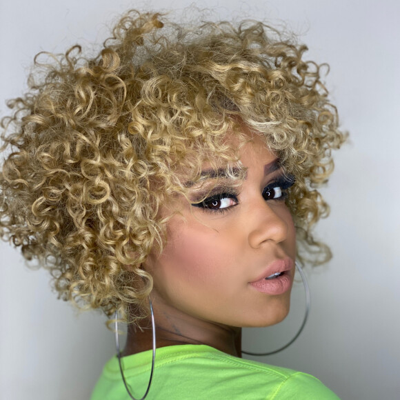 MC Rebecca participou da versão celebs no 'De Férias com o Ex'