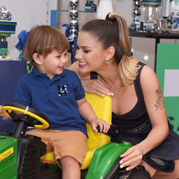 Andressa Suita deixou à mostra a tatuagem feita para homenagear os filhos, Samuel e Gabriel