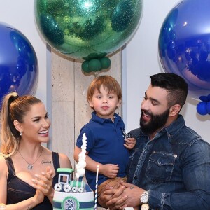 Andressa Suita e Gusttavo Lima cantam parabéns para o filho caçula, Samuel