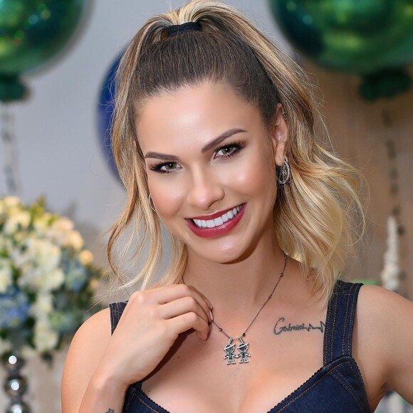 Andressa Suita escolheu um penteado prático para festa do filho: rabo de cavalo alto