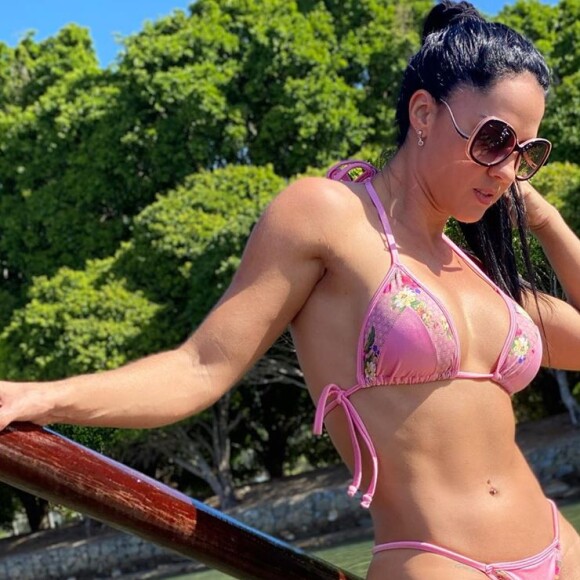 Graciele Lacerda deixa corpo à mostra em foto de biquíni