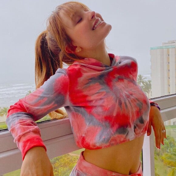 Larissa Manoela declarou seu amor ao estilo tie dye