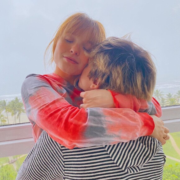 Com look tie dye, Larissa Manoela posa abraçada ao namorado