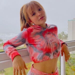 Larissa Manoela aposta em look tie dye