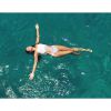 Bruna Marquezine posa nas águas da praia de Fernando de Noronha