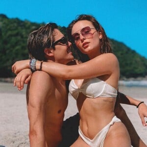 Larissa Manoela deixa corpo à mostra em foto de biquíni com namorado