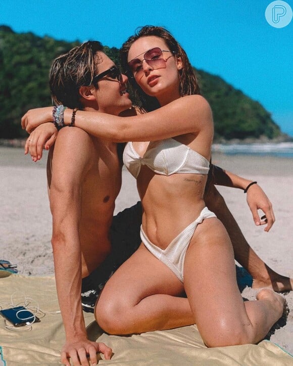 Larissa Manoela deixa corpo à mostra em foto de biquíni com namorado