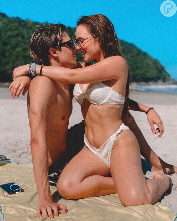 Larissa Manoela usa biquíni cavado em foto com namorado