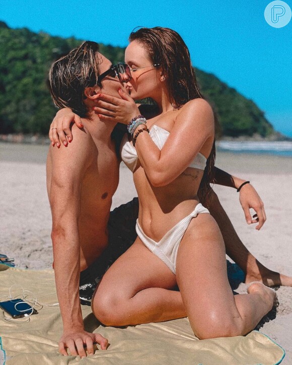 Larissa Manoela dá beijo em namorado, Léo Cidade, em foto na praia