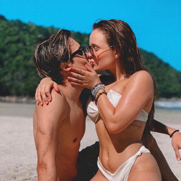 Larissa Manoela dá beijo em namorado, Léo Cidade, em foto na praia