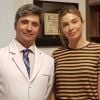 Grazi Massafera posa com o Dr. Fernando Macedo, em visita a Humam Clinic, em São Paulo