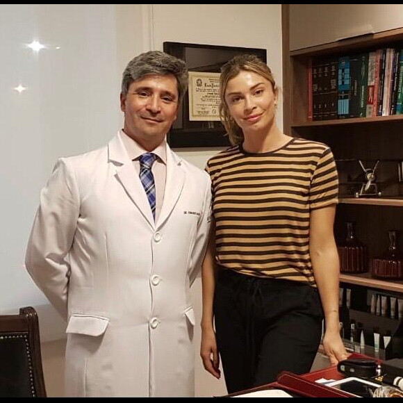 Grazi Massafera posa com o Dr. Fernando Macedo, em visita a Humam Clinic, em São Paulo
