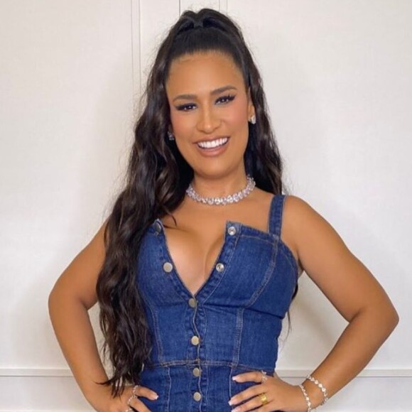 Dupla de Simaria, Simone levanta blusa em foto e exibe barriga