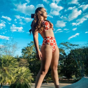 Maiara usou biquíni com hot pant e estampa de estrela em foto no Instagram