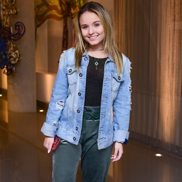 Cabelo loiro e médio: Larissa Manoela usou visual no intervalo de novelas