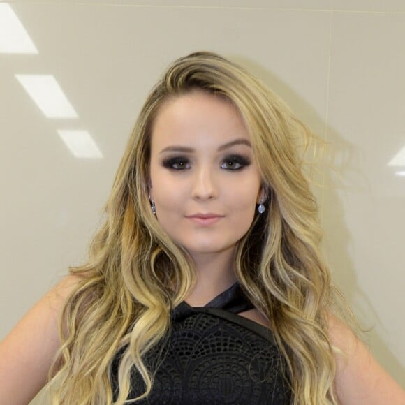 Larissa Manoela já teve cabelo platinado e superlongo