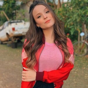 Larissa Manoela já teve cabelo longo castanho com pontas iluminadas