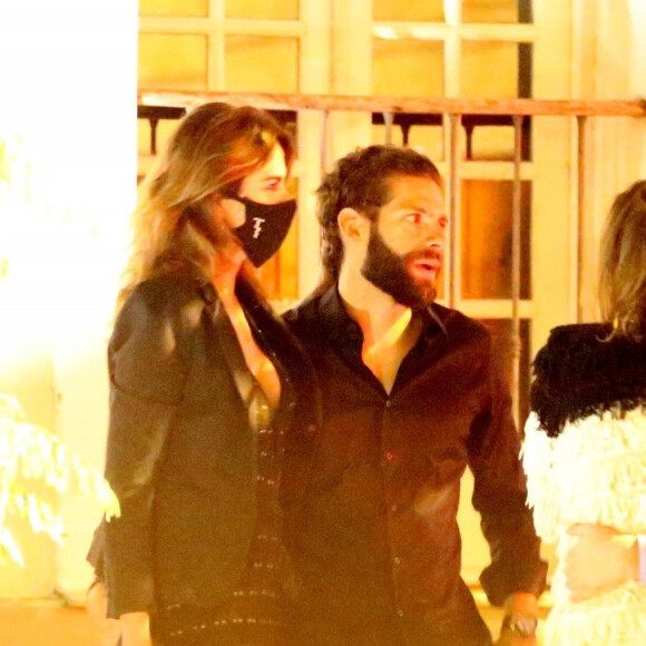 Luciana Gimenez esteve em restaurante com namorado, Eduardo Buffara, e amigos