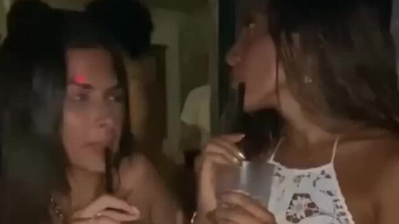 Anitta dança com a amiga Larryssa Bottino em festa. Vídeo!