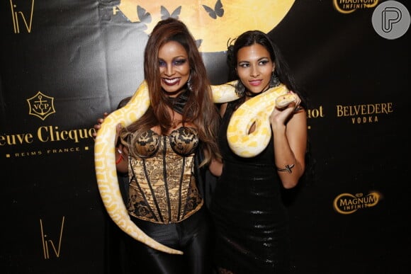 Solteira, Carol Nakamura curte festa festa Yelloween, no Espaço Franklin, no Centro do Rio de Janeiro e posa com uma cobra que fazia parte da decoração
