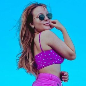 Larissa Manoela deixa corpo definido à mostra em foto de biquíni