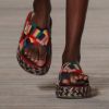 Chunky Sandals com mood étnico garante um visual com atitude