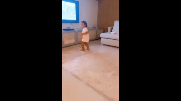 Ivete Sangalo filma as filhas gêmeas dançando em casa