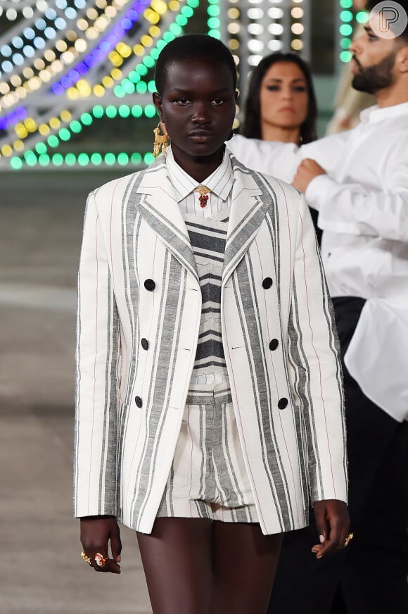O conjunto de blazer e short apareceu com destaque na coleção cruise da Dior