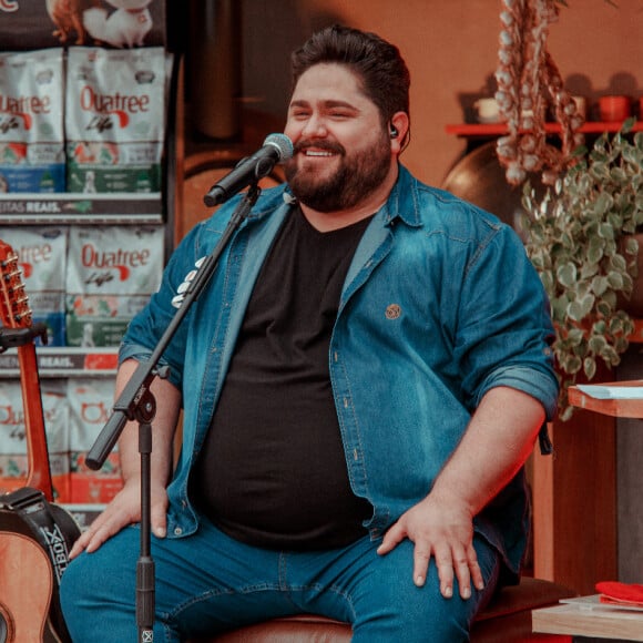 César Menotti trocou de roupa durante a live e Gusttavo Lima pediu para ele voltar a colocar o shortinho azul