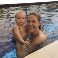 Ana Hickmann refresca do calor o filho, Alexandre Jr, com mergulho na piscina