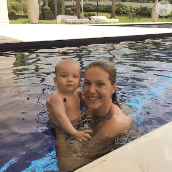 Ana Hickman se resfrescou na piscina com o filho Alexandre Jr. 'Domingo é dia de aprender a mergulhar', legendou a apresentadora a foto postada no Instagram