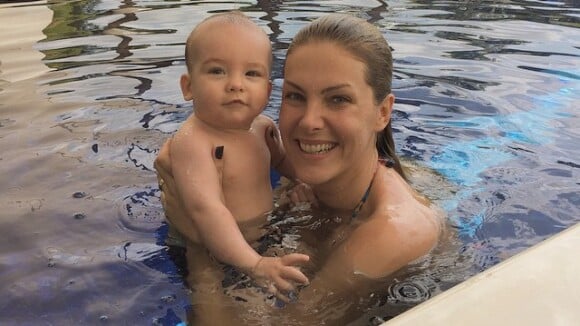 Ana Hickmann refresca do calor o filho, Alexandre Jr, com mergulho na piscina