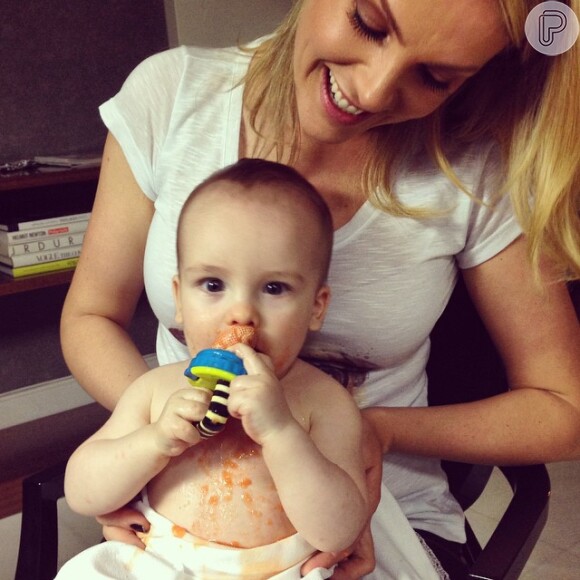 Ana Hickmann adota uma rotina saudável para o bebê, que ainda recebe aleitamento materno