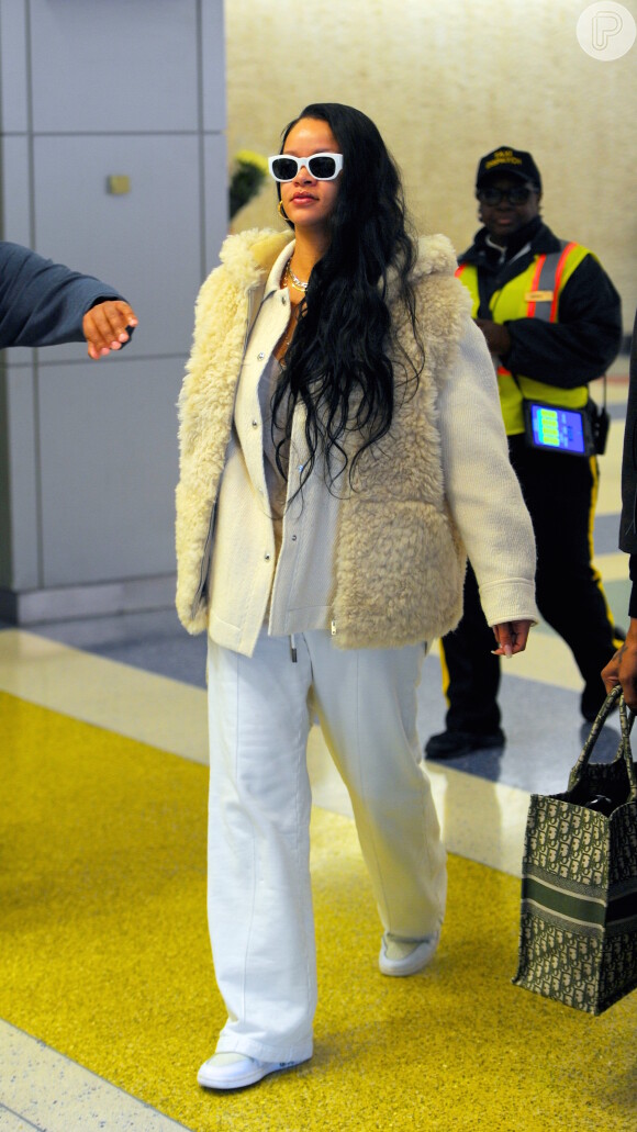Outra peça queridinha da Rihanna é o casaco oversized