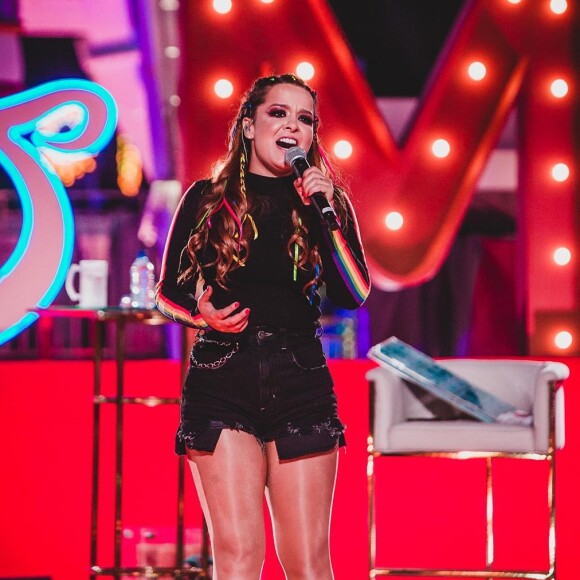 Maiara deixa pernas à mostra com look curto para live