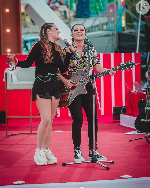 Maiara e Maraisa cantam sucessos em live