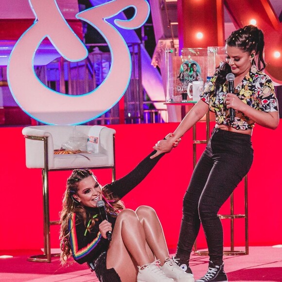 Maiara e Maraisa se divertem em live em parque de diversões